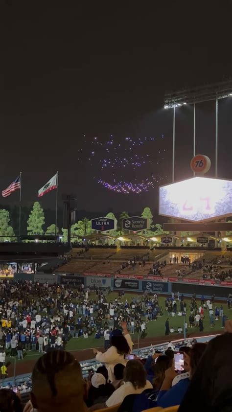 Kobe tribute at dodger stadium on Lakers night : r/lakers