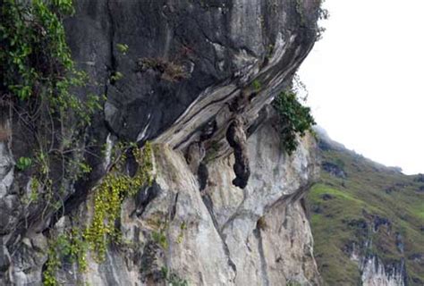 Legenda Batu Gantung - Tradisi Tradisional