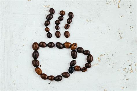 A cup of black coffee and coffee beans - Creative Commons Bilder