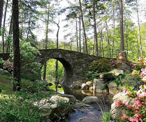 A stunning stone bridge for the English-style garden [Design: MESA Landscape Architects] Garden ...