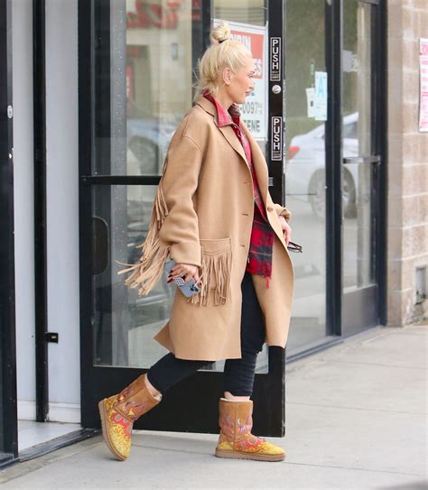 GWEN STEFANI Leaves a Nail Salon in Los Angeles 11/03/2022 – HawtCelebs