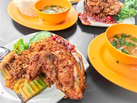 8 Famous Ayam Penyet Places At $5.50 And Below Around Singapore - EatBook.sg