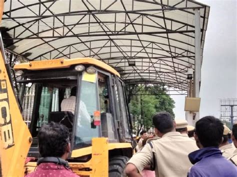 Pragathi Bhavan turns Praja Bhavan: Fencing, iron grills taken down ...