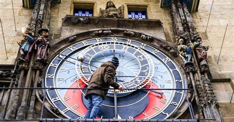 Gallery: Prague removes statues from the Astronomical Clock | TheMayor.EU