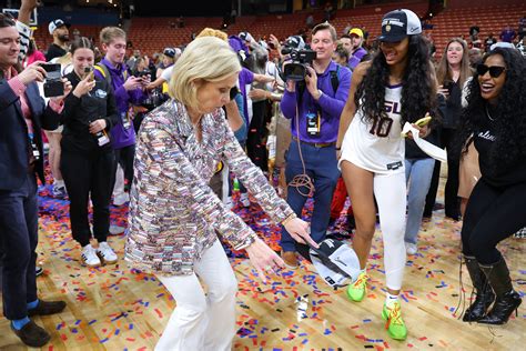 Kim Mulkey continues her fashion show at LSU championship parade - Just Women's Sports