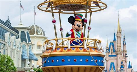 Disney's Magic Kingdom Parade Tips - Disney Insider Tips