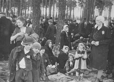 Auschwitz survivors return for 75th anniversary of camp's liberation ...