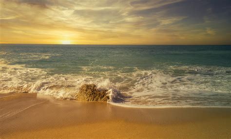 Ocean Waves Crashing on Shore during Sunset · Free Stock Photo