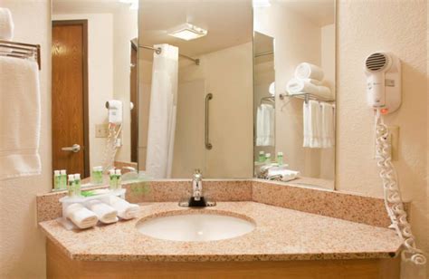 Branson 76 Central Holiday Inn Express (Branson, MO) - Resort Reviews - ResortsandLodges.com