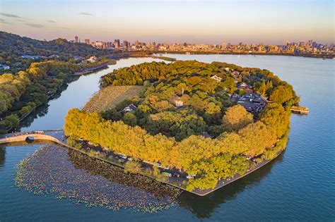 Hangzhou's West Lake turns golden in late autumn - CGTN