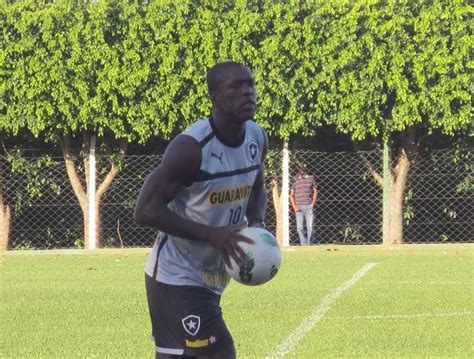 Botafogo volta a trabalhar com Seedorf em campo | globoesporte.com