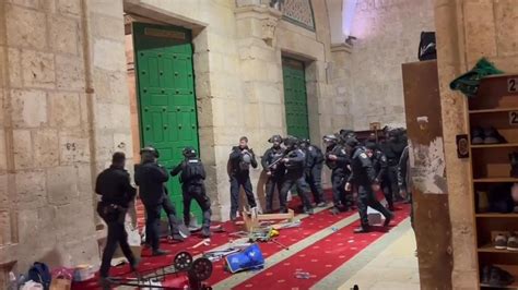 Clashes at Jerusalem's al Aqsa mosque for second night | World News ...