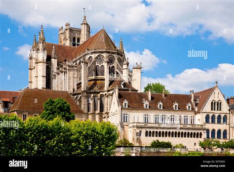 Auxerre cathedral fotografías e imágenes de alta resolución - Alamy