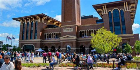 Grapevine Convention & Visitors Bureau presents Pictures in the Plaza ...