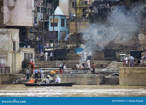 A Cremation Ceremony on the Banks of the River Ganges Editorial ...