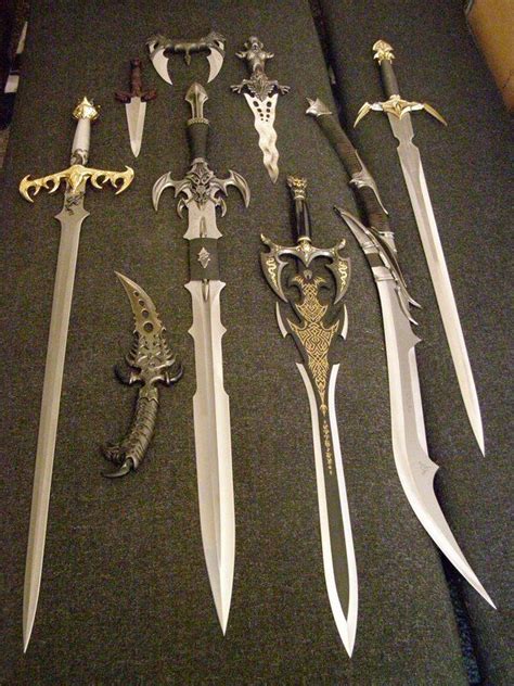 Kit Rae blades. by Ravenusdeath on DeviantArt Pretty Knives, Cool Knives, Anime Weapons, Weapons ...