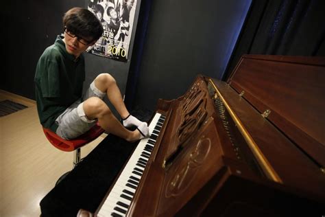 Liu Wei, Armless Pianist, Plays With His Toes, Wows Audience (VIDEO) | HuffPost The World Post