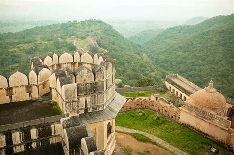 Premium Photo | Kumbhalgarh fort is a mewar fortress built on aravalli ...