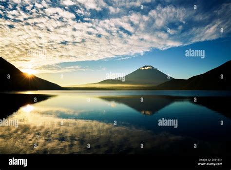 Lake Motosu and Mount Fuji Stock Photo - Alamy