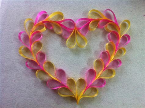 DIY Tutorial: Valentine / DIY Hard ribbons Heart Wreath - DIY valentine decorations - Createsie ...