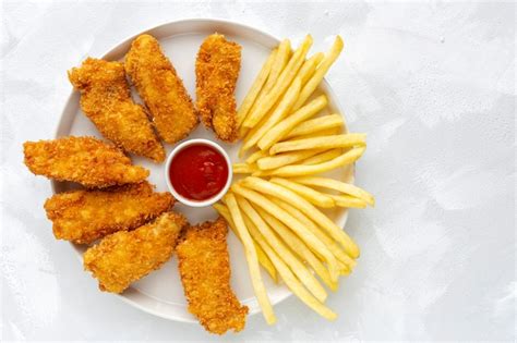 Premium Photo | Homemade chicken nuggets battered with panko