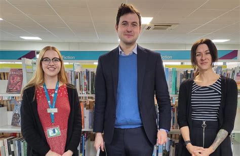 Anthony Mangnall MP visits Totnes Library | Anthony Mangnall