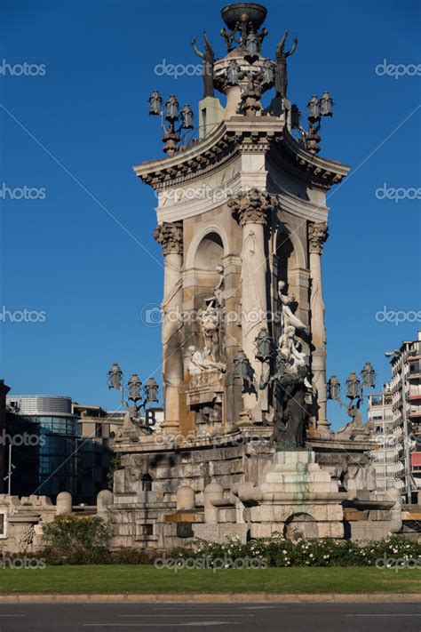 Plaza de Espana fountain with National Palace in background, Bar Stock Photo by ©AndreySt 18787411