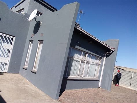 4 Bedroom House For Sale in Daveyton | RE/MAX™ of Southern Africa