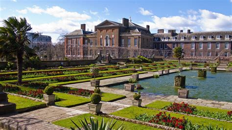 What's the Difference Between Buckingham Palace and Kensington Palace?