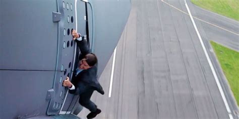 Mission Impossible 7: Tom Cruise hanging from the plane behind the ...