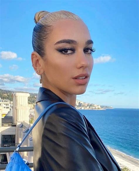 Dua Lipa : les plus beaux make-up de la chanteuse anglaise - Grazia Two Toned Hair, Tone Hair ...