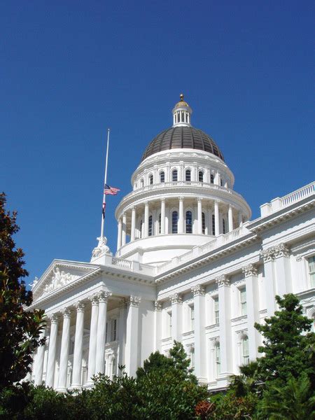 Sacramento, CA : West entrance and dome of the State Capitol Building ...