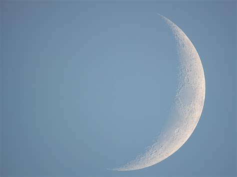 The waxing crescent Moon during daylight : r/spaceporn