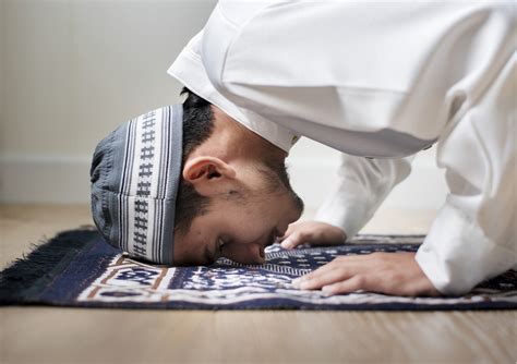 Muslim praying in Tashahhud posture | Free photo - 425635