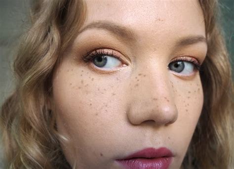 How to: natural-looking fake freckles with makeup