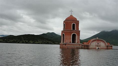 Iglesia de Churumuco bajo las Aguas de la Presa, Michoacán, México, inundada en la presa el ...