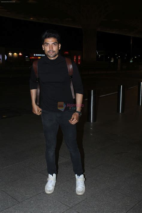 Gurmeet Choudhary Spotted At Airport on 6th Dec 2017 / Gurmeet ...