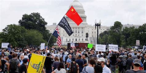 Waving the Chinese flag to protest against arresting your clan members : r/facepalm