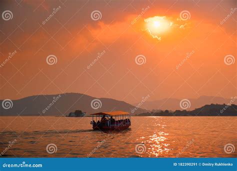 Boat in Lake Pichola on Sunset. Udaipur, Rajasthan, India Stock Image - Image of boat, dusk ...