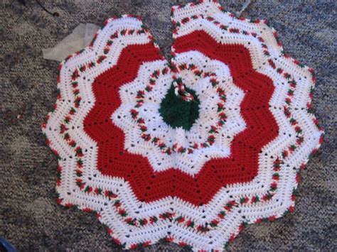 22 best images about Crochet Christmas tree skirt on Pinterest | Free pattern, Ravelry and Free ...