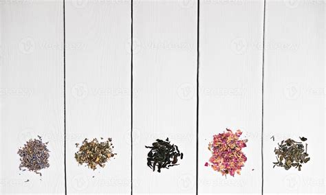 Different types of tea leaves on wooden background. 5126239 Stock Photo at Vecteezy