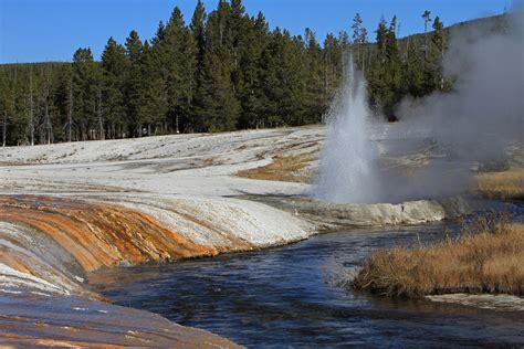 Yellowstone Geyser Gushes Back From the Dead After 3 Quiet Years ...