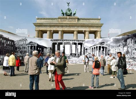 Brandenburg gate 1945 hi-res stock photography and images - Alamy