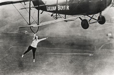 Wing Walkers From the 1920s: These Vintage Photos of Daredevils Doing Stunts on Top of Flying ...