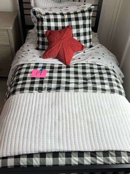 TWIN SIZE BEDDING SET (BEDDING ONLY) - Earl's Auction Company