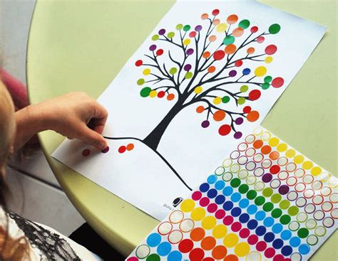 Arbre d'automne en gommettes | Jouonsensemble.fr | Art for kids, Themed crafts, Activities for kids