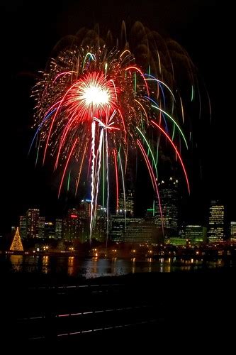 IMG_8229_vert_pittsburgh_skyline_fireworks.jpg | sriram bala | Flickr