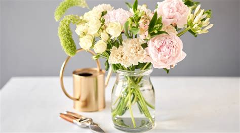 How to Make Cut Flowers Last Longer: 11 Pro Tips