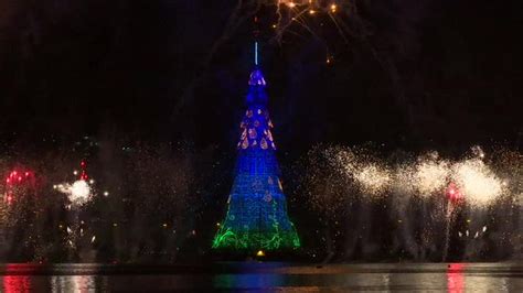 World's largest floating Christmas tree in Rio in Brazil - CBBC Newsround