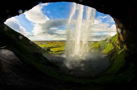 How to see the waterfall from the inside in Reykjavik